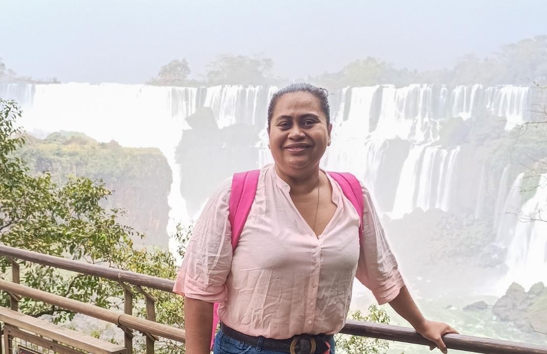 Cataratas lado argentino com passarelas e névoa intensa