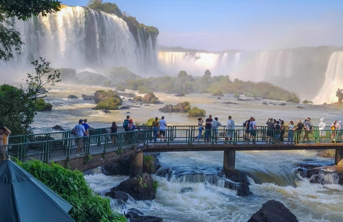 Cataratas Brasil ou Argentina com vista panorâmica do lado brasileiro e quedas ao fundo